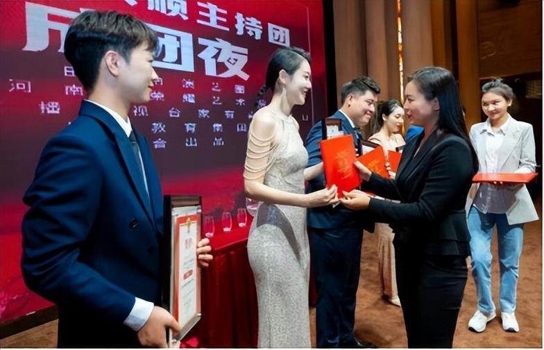 博思花艺婚庆教育,婚庆培训,花艺培训,插花培训,花艺师培训,主持人培训,商务主持人培训,花店运营培训,花店全系统营销,小白开花店,小白学主持,金玺棠婚庆酒店,金玺棠总部,郑州金麻雀教育科技有限公司 博思花艺婚庆教育,婚庆培训,花艺培训,插花培训,花艺师培训,主持人培训,商务主持人培训,花店运营培训,花店全系统营销,小白开花店,小白学主持,金玺棠婚庆酒店,金玺棠总部,郑州金麻雀教育科技有限公司