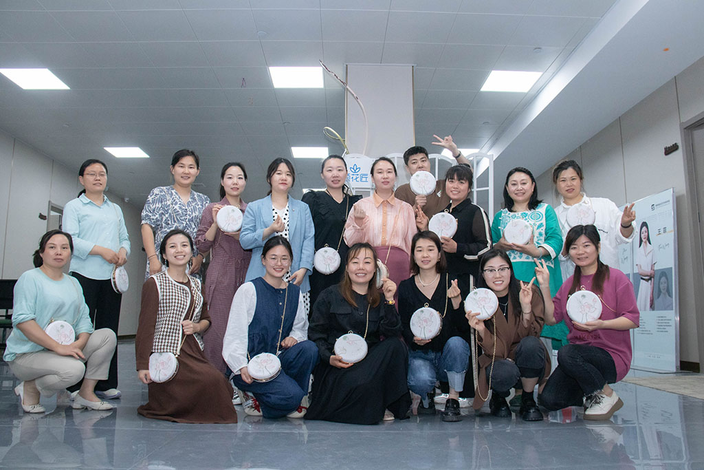 博思花艺婚庆教育，婚庆培训，花艺培训，插花培训，花艺师培训，主持人培训，商务主持人培训，花店运营培训，花店全系统营销，小白开花店，小白学主持，金玺棠婚庆酒店，金玺棠总部，郑州金麻雀教育科技有限公司