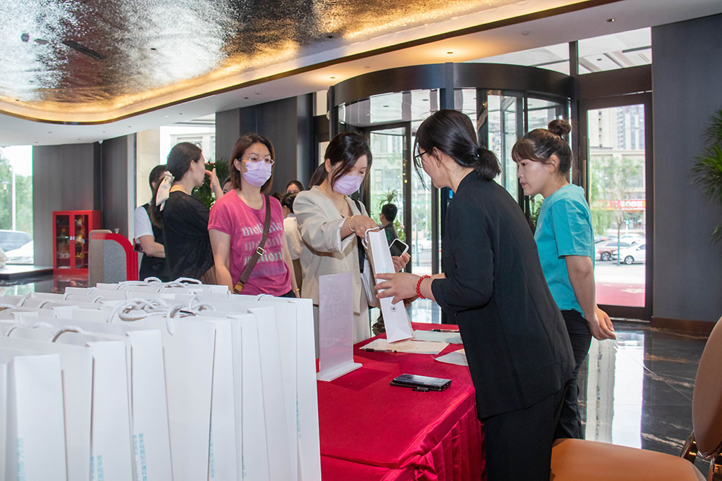 博思花艺婚庆教育，婚庆培训，花艺培训，插花培训，花艺师培训，主持人培训，商务主持人培训，花店运营培训，花店全系统营销，小白开花店，小白学主持，金玺棠婚庆酒店，金玺棠总部，郑州金麻雀教育科技有限公司