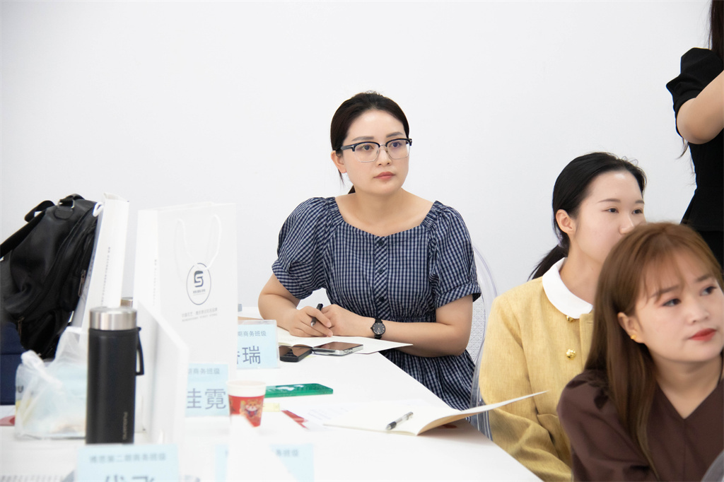 博思花艺婚庆教育，婚庆培训，花艺培训，插花培训，花艺师培训，主持人培训，商务主持人培训，花店运营培训，花店全系统营销，小白开花店，小白学主持，金玺棠婚庆酒店，金玺棠总部，郑州金麻雀教育科技有限公司